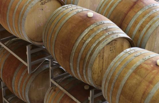 Houten vaten in de wijnkelder